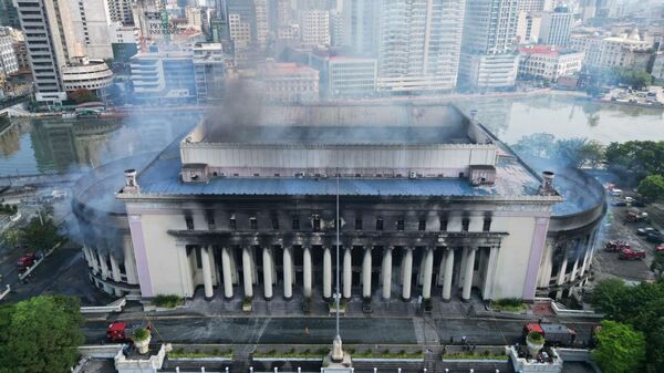 Filipinler'in simge yapılarından başkent Manila'daki tarihi posta binasında yangın çıktı. - Sputnik Türkiye