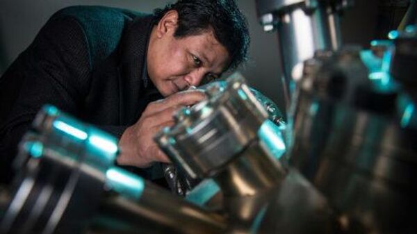 Fizikçi Saw-Wai Hla, Ohio Üniversitesi'nin Yüzey Bilimi Laboratuvarı'ndaki taramalı tünelleme mikroskobunun başında   - Sputnik Türkiye