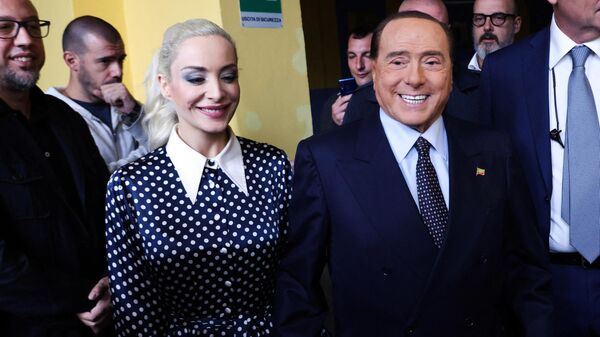 Kronik lösemi teşhisiyle tedavi gördüğü hastanede 12 Haziran'da hayatını kaybeden eski İtalya Başbakanı ve iş insanı Silvio Berlusconi, kendisinden 53 yaş küçük kız arkadaşı Marta Fascina'ya 100 milyon euro miras bıraktı.  - Sputnik Türkiye