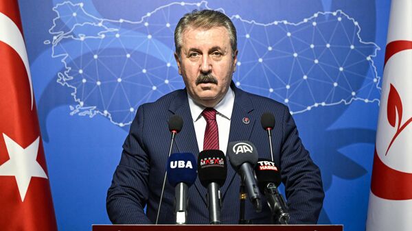 Büyük Birlik Partisi (BBP) Genel Başkanı Mustafa Destici, partisinin genel merkezinde düzenlediği basın toplantısında açıklamalarda bulundu.  - Sputnik Türkiye