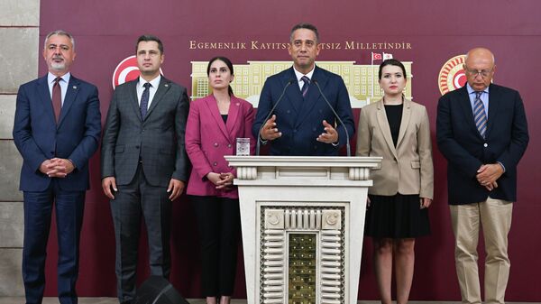 Cumhuriyet Halk Partisi (CHP) Grup Başkanvekili Ali Mahir Başarır (sağ 3), Türkiye Büyük Millet Meclisi'nde (TBMM) basın toplantısı düzenledi. Toplantıya CHP Milletvekilleri Gökçe Gökçen (sağdan 2), Deniz Yücel (sol 2), Utku Çakırözer (sağda), Gizem Özcan (soldan 3) ve Cumhur Uzun da (solda) katıldı. (  - Sputnik Türkiye