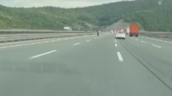 Kamyondan fırlayan tekerlek otoyolda tehlike yarattı - Sputnik Türkiye