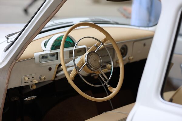 Etkinlikte ZIL, Volga, Pobeda, GAZ, Moskviç gibi eski Sovyet yapımı otomobillerin yanı sıra (20. yüzyılın 40&#x27;lı - 80&#x27;li yıllarında üretilmiş) Jaguar, Mercedes ve Buick gibi eski marka otomobiller de yer aldı. - Sputnik Türkiye