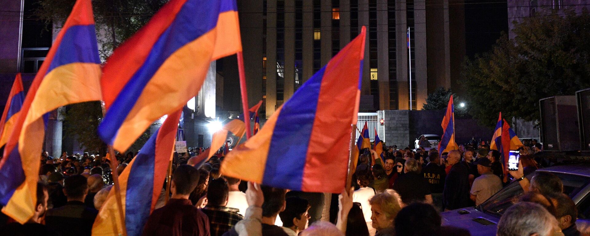 Dağlık Karabağ'daki durumun tırmanmasının ardından  Erivan’daki Rusya Büyükelçiliği binasının önünde protestocular toplandı - Sputnik Türkiye, 1920, 19.09.2023