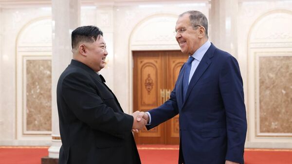 Rusya Dışişleri Bakanı Sergey Lavrov Kuzey Kore lideri Kim Jong-un - Sputnik Türkiye