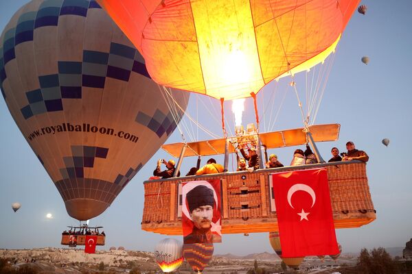 29 Ekim Cumhuriyet Bayramı etkinlikleri  kapsamında, turistlere yönelik turda kullanılan sıcak hava balonlarının sepetlerine görevlilerce bayrak ve posterler asıldı. - Sputnik Türkiye