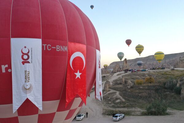 Gün doğumu vaktinde onlarca sıcak hava balonu, Nevşehir'in Göreme beldesinden gökyüzüne yükseldi. - Sputnik Türkiye