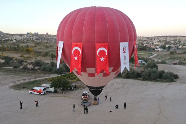 Balonlar yaklaşık 45 dakika boyunca UNESCO Dünya Mirası Listesi'ndeki Kapadokya semalarında uçtu. - Sputnik Türkiye