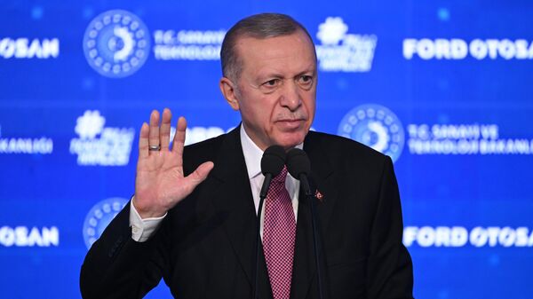 Cumhurbaşkanı Recep Tayyip Erdoğan, Kocaeli'de, Ford Otosan Yeniköy Fabrikası Açılış Töreni'ne katılarak konuşma yaptı. - Sputnik Türkiye