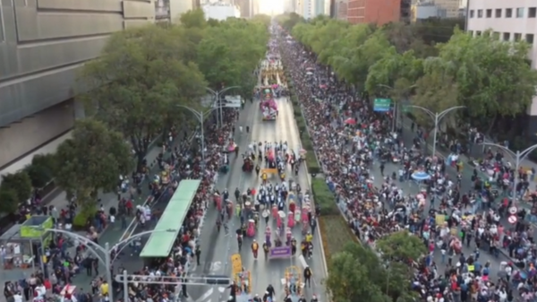 Binlerce kişi Ölüler Günü'nde Mexico City'deki renkli geçit törenine katıldı - Sputnik Türkiye