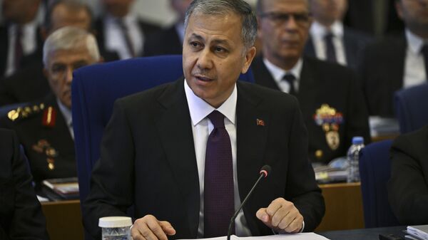 TBMM Plan ve Bütçe Komisyonunda, İçişleri Bakanlığının 2024 yılı bütçesinin görüşmelerine başlandı. İçişleri Bakanı Ali Yerlikaya, komisyona katılarak sunum yaptı.  - Sputnik Türkiye