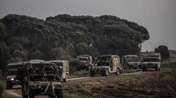 İsrail ordusunun abluka altındaki Gazze Şeridi'ne yönelik düzenlediği saldırılar devam ediyor. Anadolu Ajansı (AA) ekibi, Nahal Oz bölgesi yakınlarında bulunan İsrail askerlerinin Gazze Şeridi sınırındaki hareketliliğini görüntüledi. - Sputnik Türkiye