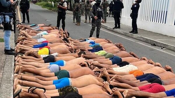 Ekvador’da polis hastaneyi basan çete üyelerini yarı çıplak gözaltına alarak cezalandırdı - Sputnik Türkiye