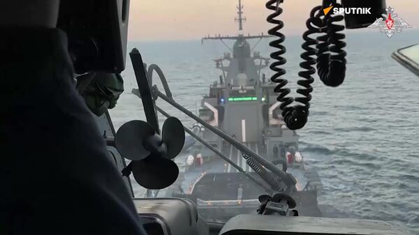 Karadeniz Filosu'na ait helikopterlerin bir devriye gemisiyle gerçekleştirdiği etkileşim talimi ekrana yansıdı - Sputnik Türkiye