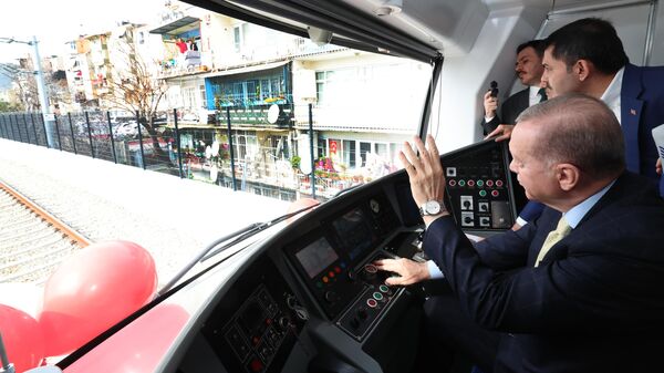 Cumhurbaşkanı Erdoğan Sirkeci-Kazlıçeşme Raylı Sistem Hattı'nda tren kullandı - Sputnik Türkiye