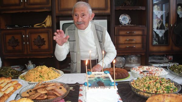 Hüseyin Aydoğan 100 yaşına doğum günü pastası keserek girdi - Sputnik Türkiye