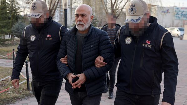 Fetullahçı Terör Örgütü'ne (FETÖ) ilişkin silahlı terör örgütüne üye olmak suçundan hakkında 11 yıl kesinleşmiş hapis cezası bulunan eski Vali Ahmet Pek'in saklandığı gaybubet evinde yakalandığı bildirildi. - Sputnik Türkiye