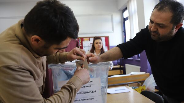 Kars'ta 31 Mart Mahalli İdareler Genel Seçimleri için oy verme işlemi saat 16.00 itibarıyla tamamlandı. Sandık görevlileri tarafından sandıklar açılarak oyların sayımına başlandı. - Sputnik Türkiye