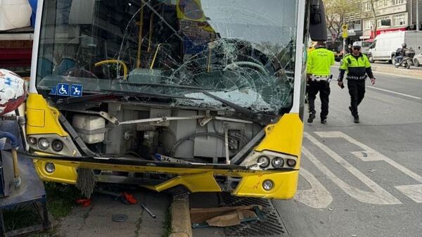 İETT otobüsü kaldırıma çıktı: 2 kişi yaralandı - Sputnik Türkiye