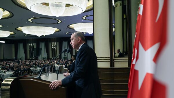 Cumhurbaşkanı Recep Tayyip Erdoğan, Cumhurbaşkanlığı Külliyesi Sergi Salonu'nda Emniyet, Jandarma ve Sahil Güvenlik mensupları ile iftarda bir araya geldi. - Sputnik Türkiye