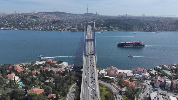 İstanbul'da 31 Mart Mahalli İdareler Genel Seçimleri için oy kullanma işlemi sürerken, 15 Temmuz Şehitler Köprüsü ve çevresinde yollar boş kaldı. - Sputnik Türkiye