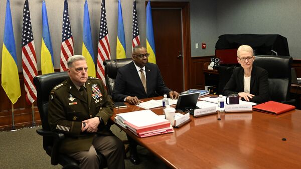  ABD Genelkurmay Başkanı General Mark Milley (solda) ABD Savunma Bakanı Lloyd Austin (ortada) ve Yardımcısı Celeste Wallander (sağda) - Sputnik Türkiye
