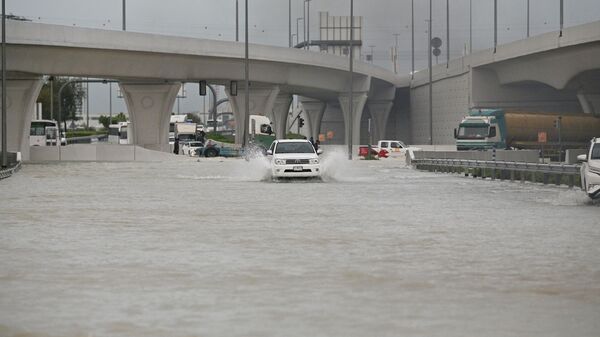 Birleşik Arap Emirlikleri’nin (BAE), Dubai kentinde etkili olan sağanak, hayatı olumsuz etkiledi. Yağış nedeniyle su baskınları meydana gelirken, sokak ve caddelerdeki bazı arabalar su altında kaldı. - Sputnik Türkiye