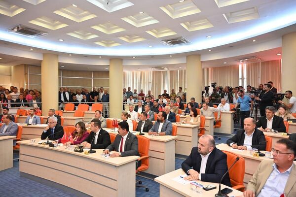 Kepez Belediye Meclisi, Antalya Valiliği’nin çağrısı üzerine 5393 Sayılı Belediye Kanunu’nun ‘Belediye Başkanlığının boşalması halinde yapılacak işler’ başlıklı 45 maddesi kapsamında olağanüstü bir toplantı gerçekleştirdi.  - Sputnik Türkiye