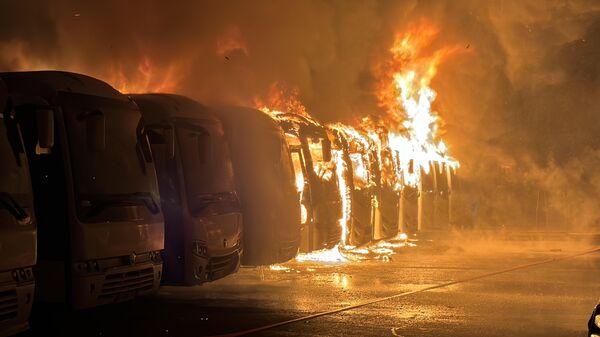 Servis otoparkında yangın: 15 araçtan geriye iskeletleri kaldı - Sputnik Türkiye