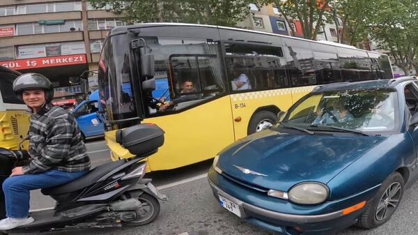 İstanbul'da ilginç kaza: Motosikletine çarpan kişi annesi çıktı - Sputnik Türkiye