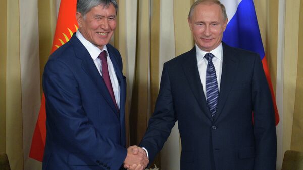 Rusya Devlet Başkanı Vladimir Putin ve Kırgızistan Devlet Başkanı Almazbek Atambayev - Sputnik Türkiye