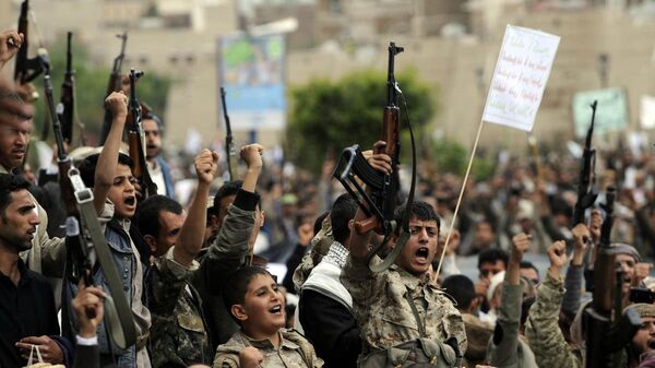 Yemen'de Suudi Arabistan'ın önderliğindeki koalisyonun başlattığı ''Kararlılık Fırtınası'' operasyonu başkent Sana'da protesto edildi. Bab'ül Yemen'de toplanan yüzlerce Husi yanlısı, Suudi Arabistan'ı ve operasyona destek veren ülkeleri sloganlar atarak kınadı. - Sputnik Türkiye