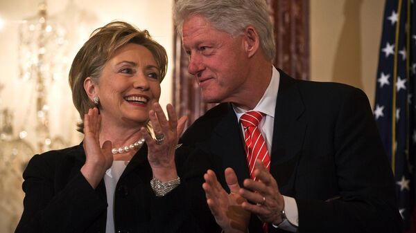 ABD eski Dışişleri Bakanı Hillary Clinton- eşi eski ABD Başkanı Bill Clinton - Sputnik Türkiye