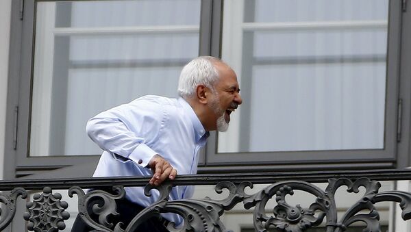 Müzakereler devam ederken İran Dışişleri Bakanı Muhammed Cevad Zarif'in balkonda kahkaha attığı anlar kameraya yansıdı. - Sputnik Türkiye