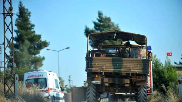 Kilis'te IŞİD'in bir askeri şehit etmesinin ardından askeri araç ve ambulans, Kilis Dağ Hudut Karakolu'na doğru hareket etti - Sputnik Türkiye