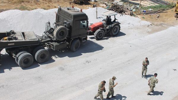 Sınır hattına askeri takviye devam ederken, önemli yerlere tanklar ve obüsler yerleştirildi. - Sputnik Türkiye