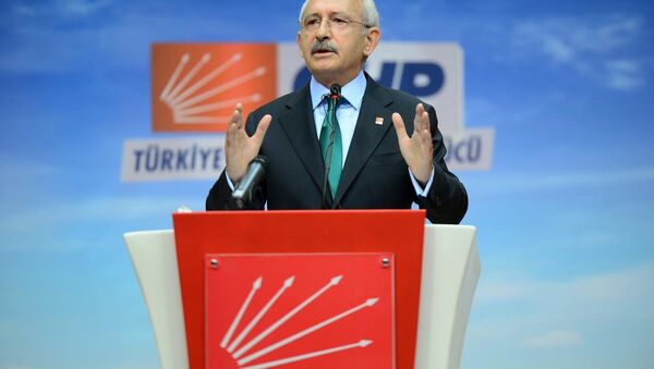 AK Parti ile koalisyon ihtimalinin ortadan kalkmasının ardından CHP lideri Kılıçdaroğlu, kendilerine koalisyon değil 3 aylık bir seçim hükümeti önerildiğini söyledi ve ekledi: 'Belli konuları konuşup, parlamentoda yaptıktan sonra 3 ay içinde seçime gidelim' diye. Bu bize uygun değildi. - Sputnik Türkiye