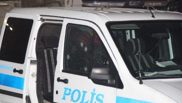 Aracın kırılan cam parçalarının üzerlerine sıçraması sonucu 2 polis yaralandı. - Sputnik Türkiye