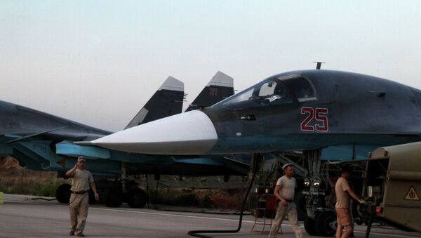 Suriye'deki  Hmeimim Hava Üssü'ndeki Rus Su-34 jetleri / Fotojet - Sputnik Türkiye