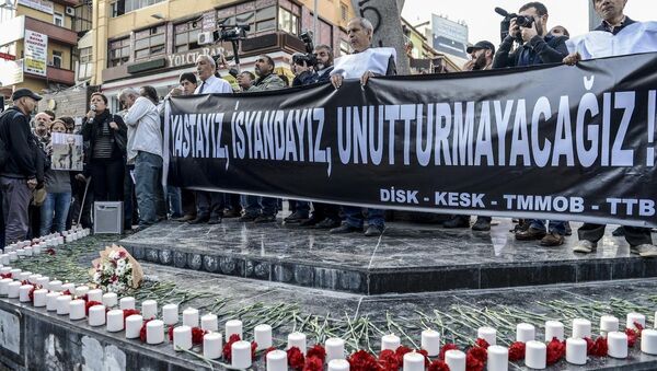 Ankara'daki terör saldırısında hayatını kaybedenler, KESK, DİSK, TMMOB ve TTB'nin çağrısıyla Sakarya Caddesi'nde düzenlenen etkinlikte anıldı. - Sputnik Türkiye
