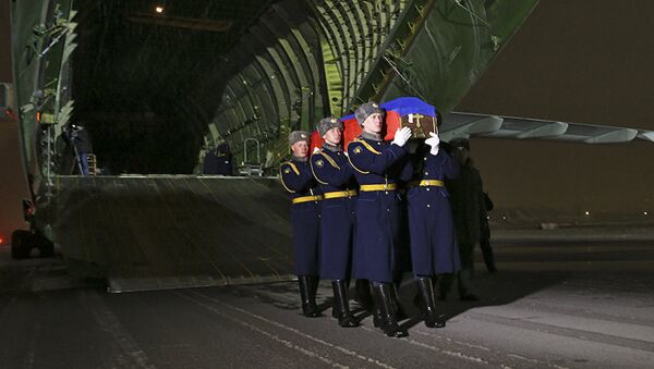 Rus pilotun cenazesi Moskova'ya getirildi. - Sputnik Türkiye