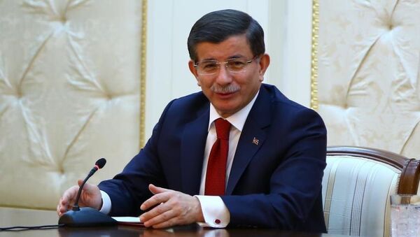 Başbakan Ahmet Davutoğlu, resmi temaslarda bulunmak için geldiği Azerbaycan'da Cumhurbaşkanı İlham Aliyev'le ortak basın toplantısı düzenledi. - Sputnik Türkiye