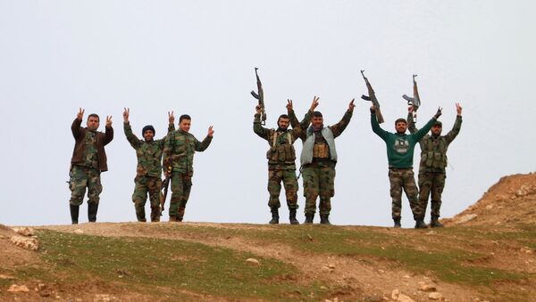 Halep’in kuzeyindeki Kiffin kasabasını geri alan Suriye ordusu askerleri - Sputnik Türkiye