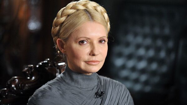 Eski Başbakan Timoşenko, başının tepesinde bağladığı örgülü saçlarının kendisine her şart altında rahatlık sağladığını ve uzun süreli bakım gerektirmediğini de ekledi.  - Sputnik Türkiye