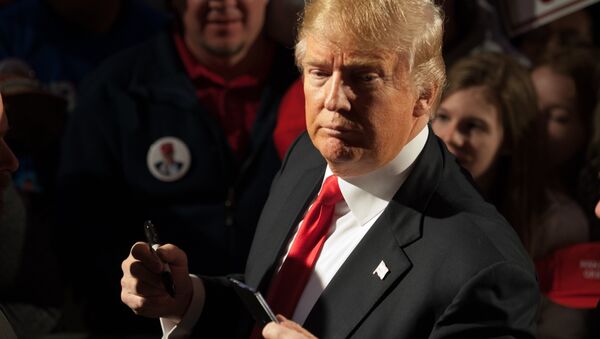 Republican presidential candidate Donald Trump signs autographs for supporters at the conclusion of a Donald Trump rally at Millington Regional Jetport on February 27, 2016 in Millington, Tennessee - Sputnik Türkiye