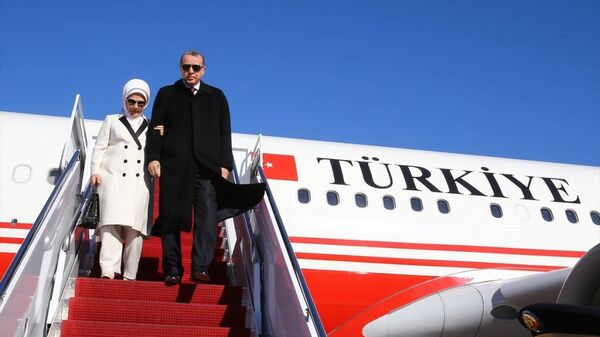 Cumhurbaşkanı Recep Tayyip Erdoğan (sağda) ve eşi Emine Erdoğan (solda), Nükleer Güvenlik Zirvesi'ne katılmak ve çeşitli temaslarda bulunmak üzere, özel uçak TUR ile TSİ 23.40'ta Amerika Birleşik Devletleri'nin başkenti Washington'a geldi. - Sputnik Türkiye