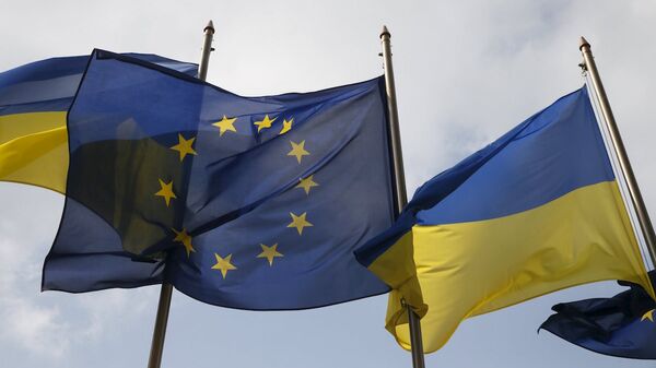 Ukrayna ve Avrupa Birliği bayrakları - Sputnik Türkiye