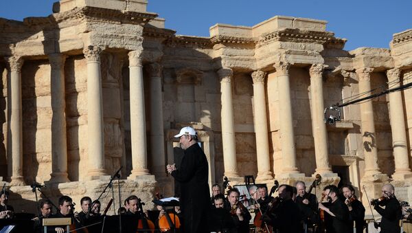 Rusya'nın ünlü Mariinskiy Tiyatro Orkestrası, Palmira'daki tarihi amfitiyatroda bir konser verdi. - Sputnik Türkiye