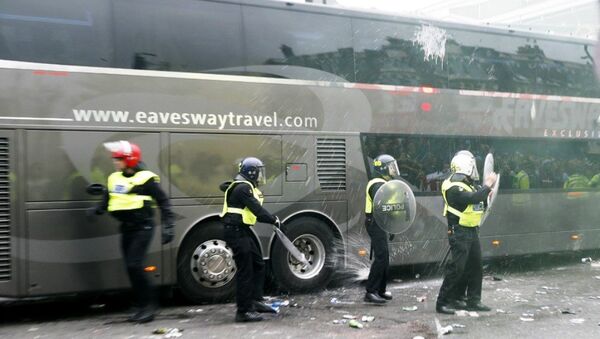 Manchester United otobüsüne saldıranlara ömür boyu men cezası - Sputnik Türkiye