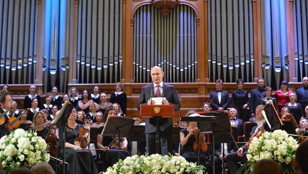 Rusya Devlet Başkanı Vladimir Putin, Palmira’da konser veren Mariinskiy Orkestrası’nın Moskova’daki konserine katıldı. - Sputnik Türkiye